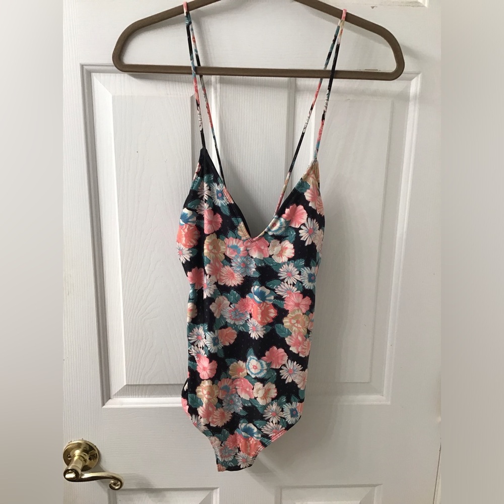 O’NEILL NWT SZ M WOMENS ONE PIECE SWIMSUIT BATHING STRANDS EMILIE FLORAL